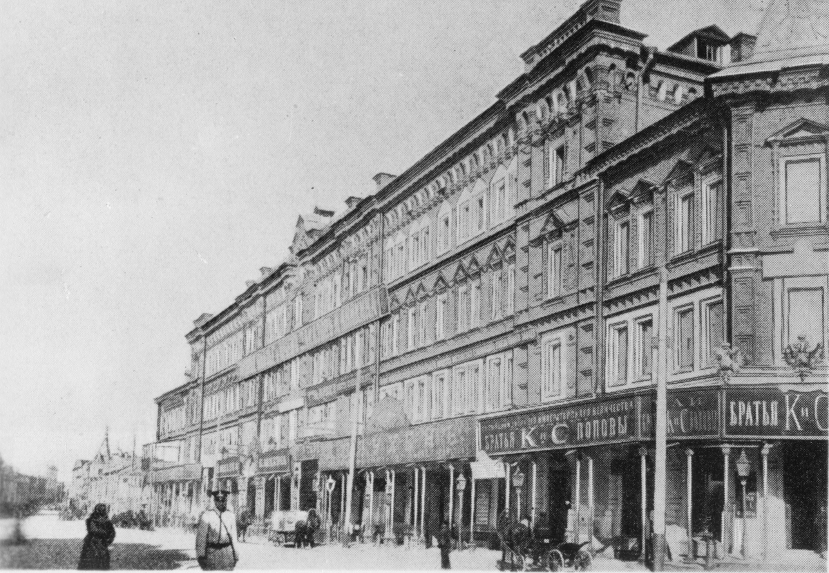 Gata med hotell och butiker i Jarmarka, Lettland.
Bilden ingår i två stora fotoalbum efter direktör Karl Wilhelm Hagelin som arbetade länge vid Nobels oljeanläggningar i Baku.