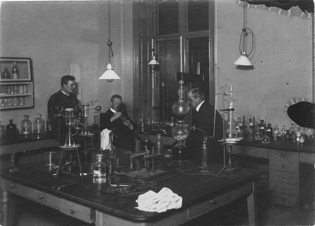Bångbro Järnverk i Västmanland. Laboratoriet, 1913. Från vänster: Sven Kalling, Hyttingenjör, Ivar Svensson, Kemist och Frans Rickard Stridsberg, Valsverksingejör.