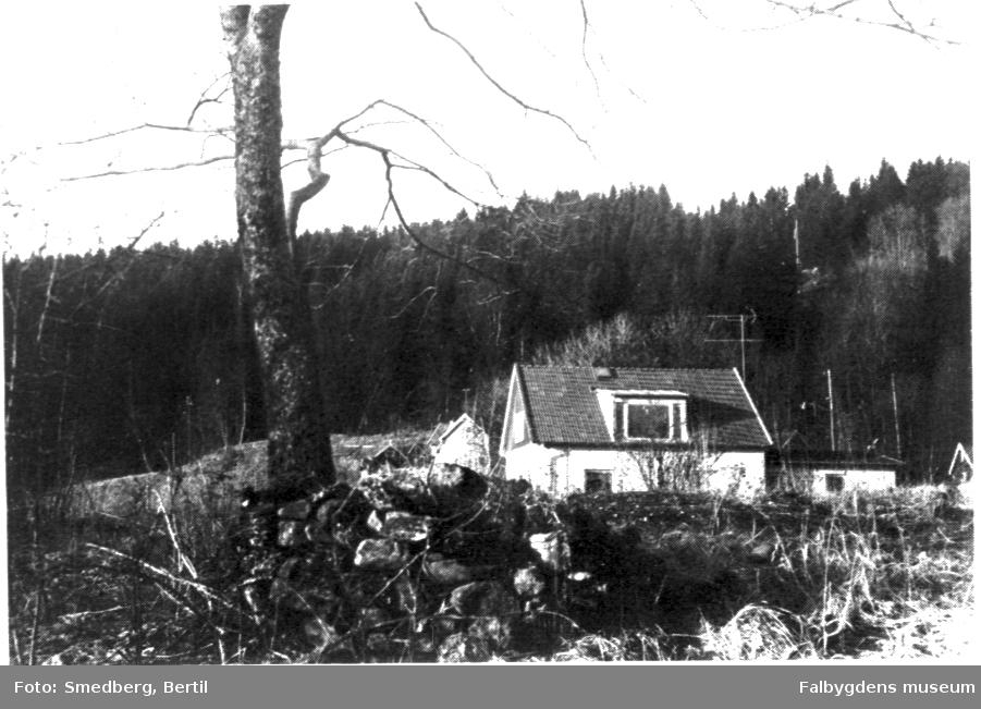 Bestorp. Här låg Bestorps rundkyrka på Övre Kapellsgården, Bestorp. I bakgrunden byggmästaren K. Franssons. År 1971 nyrenoverades villan samt där bakom Halvorséns villa.