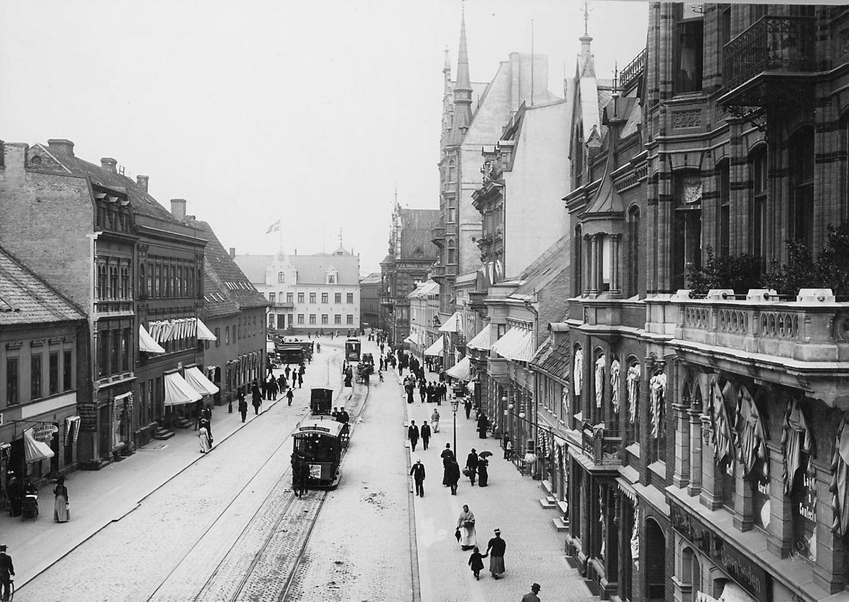 Hästspårväg i Malmö 1901. Södergatan med Residenthuset i mitten och Rådhuset till höger.