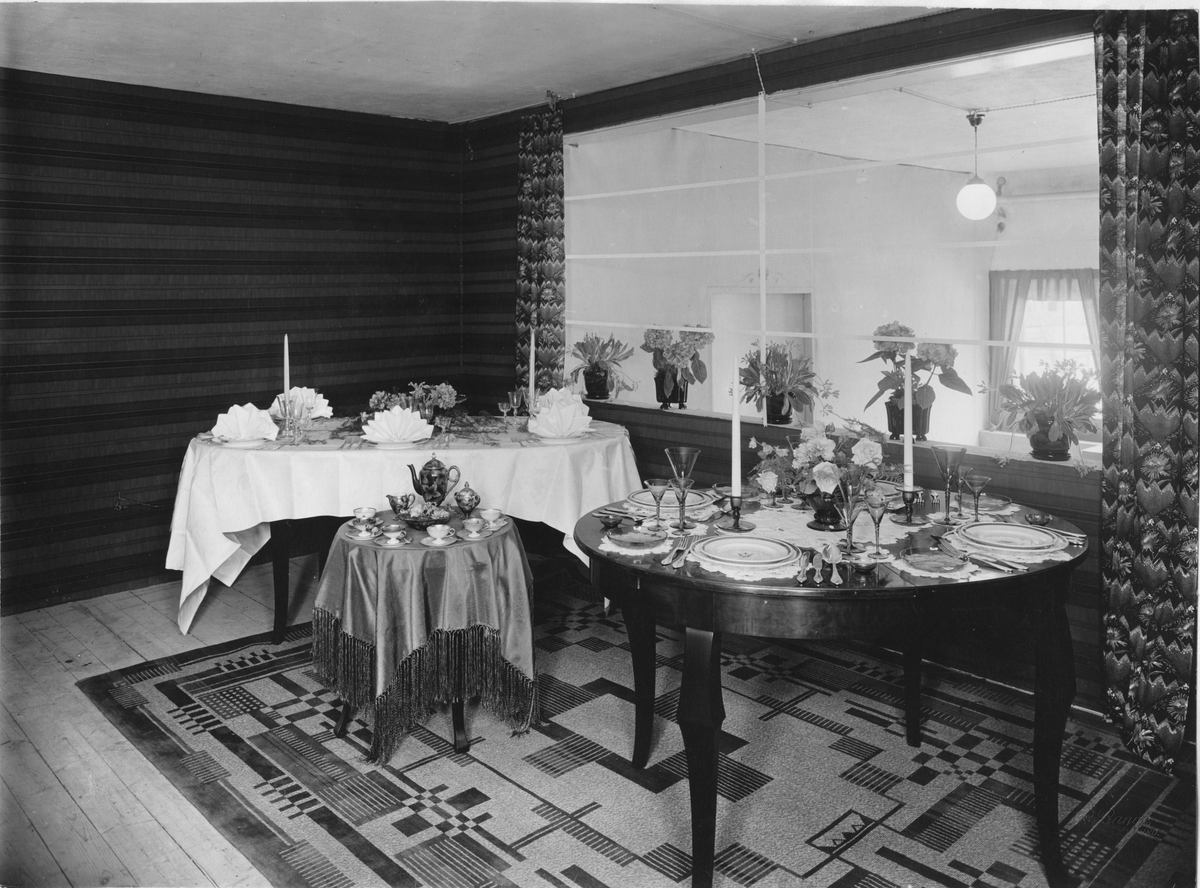 Bygge och Bo-utställningen i Lund 1931. Dukat bord i matsal.
