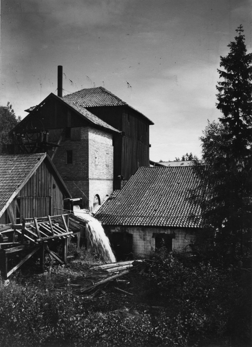 År 1670 anlades järnbruket i Närke men år 1927 gjordes det om till ett pappersbruk.