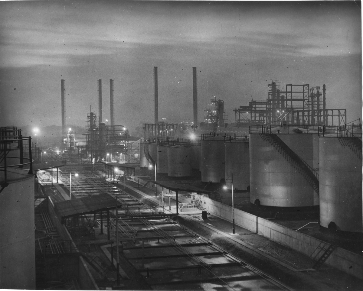 Shells oljeraffinaderi vid Stanlow i kvällsskymmningen 14- juli 1949.