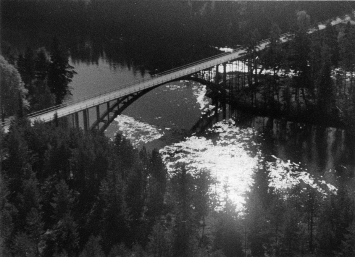 Bro över Klarälven vid Myra. Öppnade för trafik 1938.