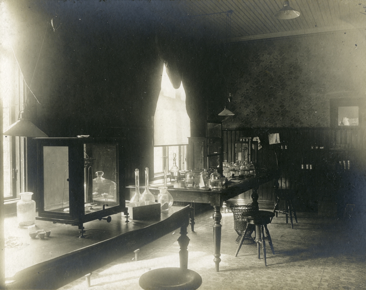 Laboratoriet vid Norbottens Malmförädlingsfabrik på Svartön i Luleå i juni 1901.