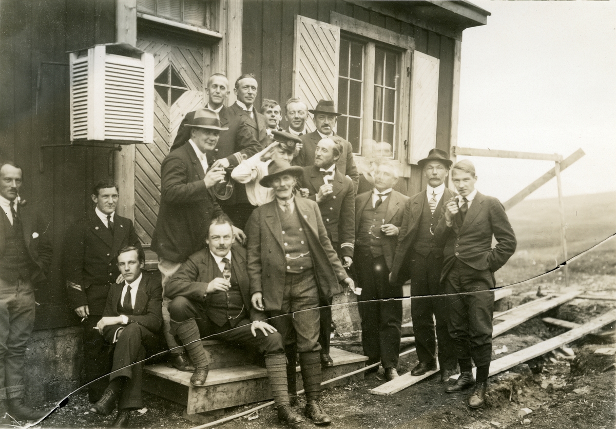 Gäster och tjänstemän utanför mässen vid Sveagruvan 1919.