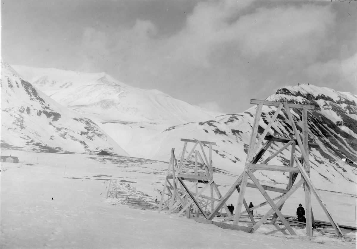 Sveagruvan. Resterna av bockbanan efter stormen i april 1918.