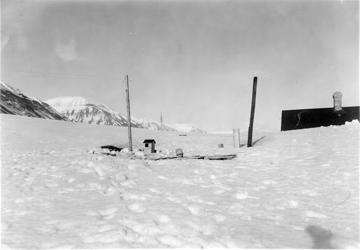 Sveagruva. Tvättstugan under snön, 1918.