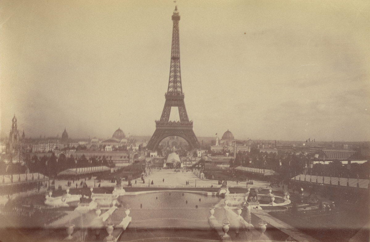 Ur album: Utländska Resan 1890. Eiffeltornet, Paris.