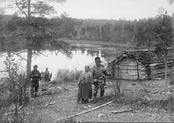 Skoltesamer ved Nordre ende av Langvannet på russisk side i 