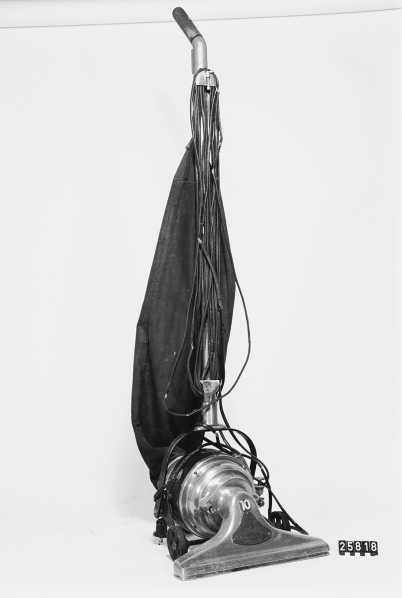 Elektrisk dammsugare för mattor, för 200-220 V likström. Motor: tillv.nr. 14332. Sladden är trasig.