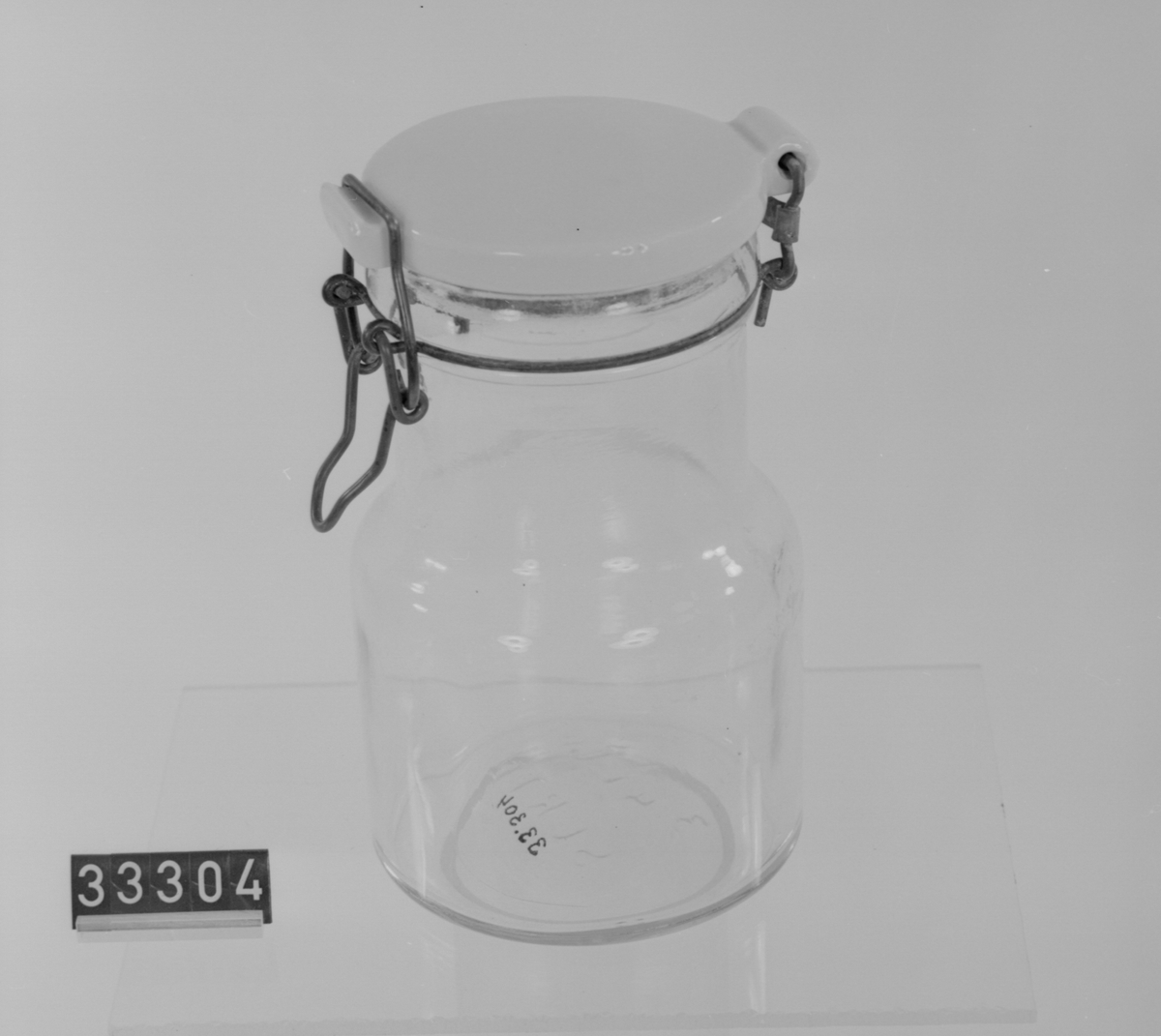 Konserveringsburk av glas, porslin och stål. 3/4 liters burk med patentkork av porslin. (Gummipackningen saknas).