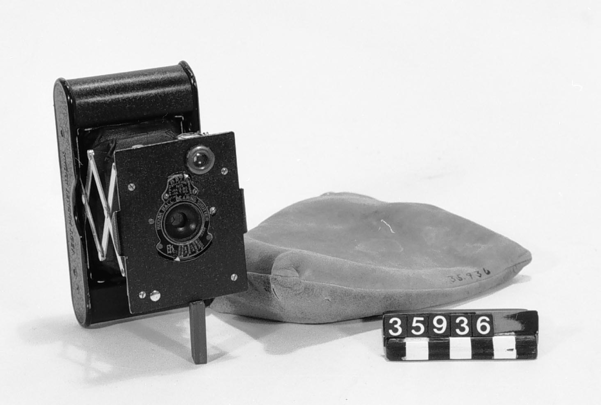 Bälgkamera  för rullfilm 4 x 6.5 mm på spole typ 127, svartlackerad, i sämskinnsfodral, utdragbar front med saxtag. Bländarinställning med symboler. Kodak Ball Bearing slutare med tider 25,50, B och T. Ingen fokusering.
Tillbehör: Tomspole medföljer.
