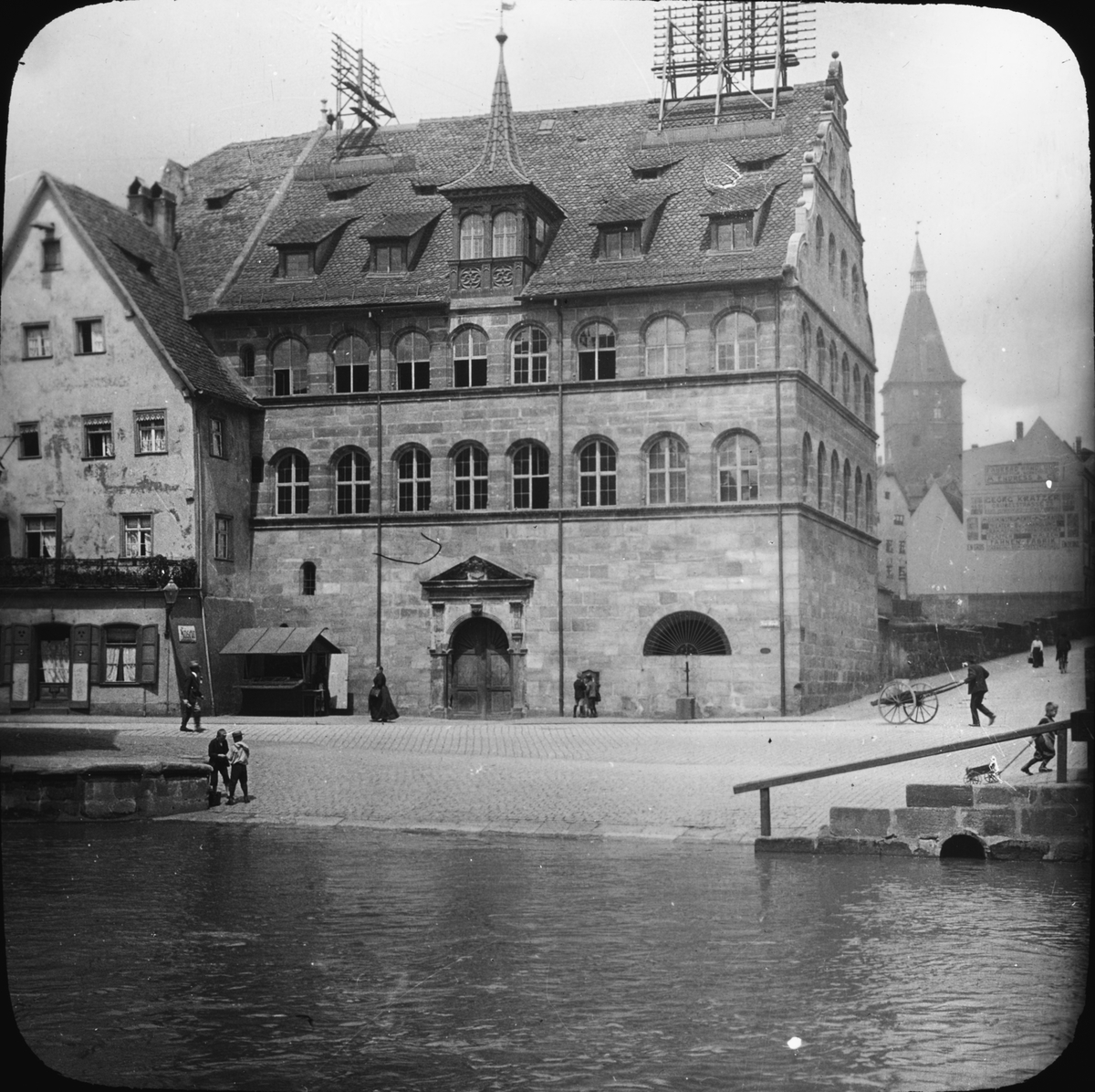 Skioptikonbild med motiv av hus vid floden Pegnitz i Nürnberg.
Bilden har förvarats i kartong märkt: Resan 1906. Nürnberg