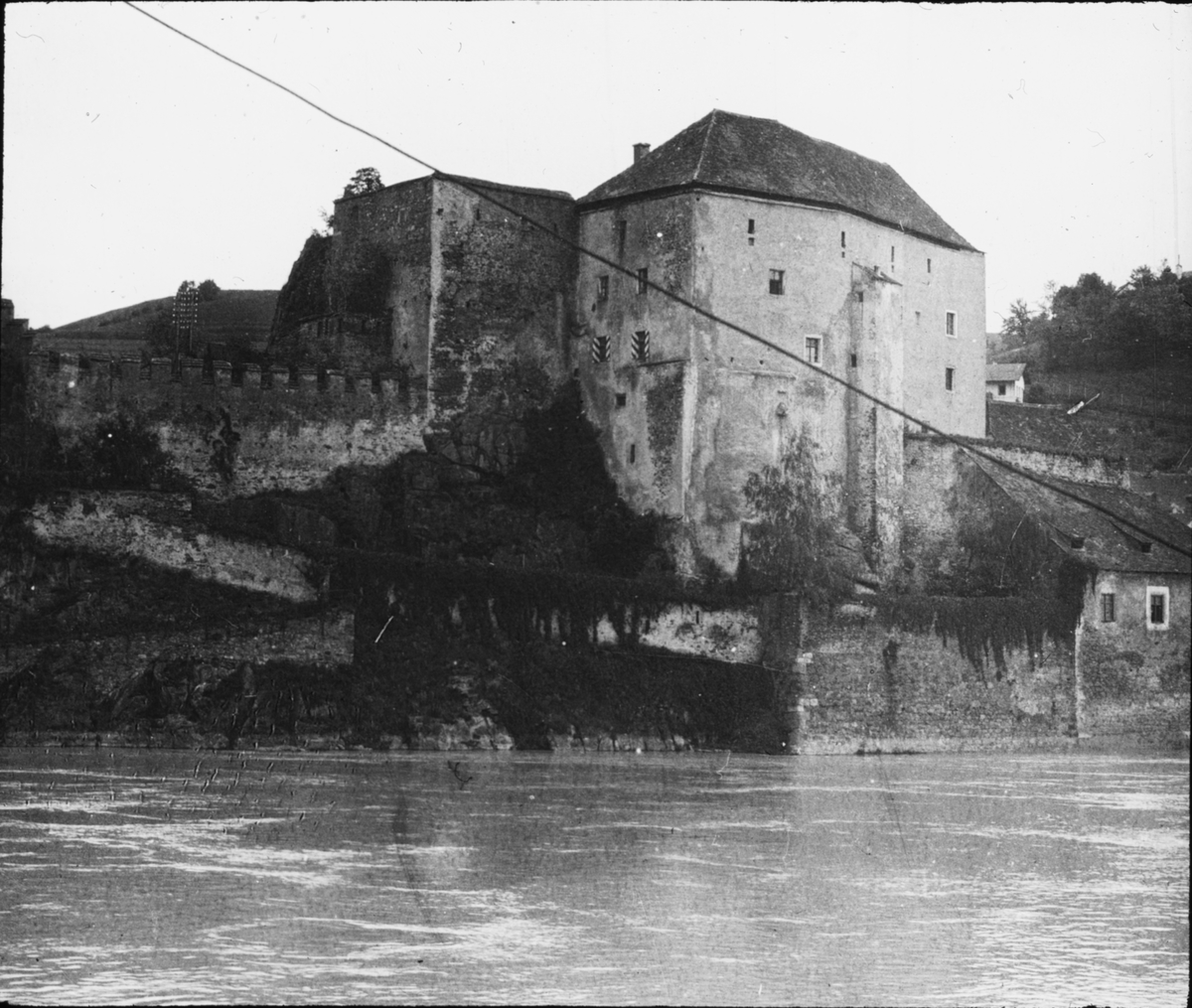 Skioptikonbild med motiv av Passau Burg, slottet i Passau.
Bilden har förvarats i kartong märkt: Resan 1906. Passau 8.
