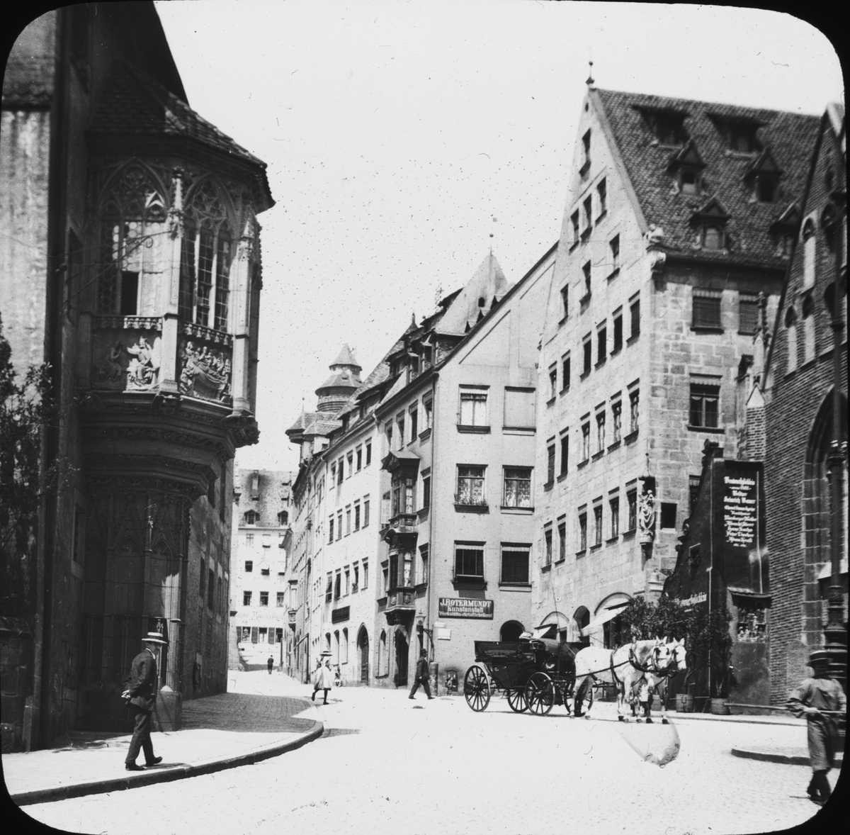 Skioptikonbild med motiv från Albrecht Dürer Platz i Nürnberg.
Bilden har förvarats i kartong märkt: Vårresan 1910 Nürnberg 9. XV. Text på bild: "Alb. Dürerplatz"