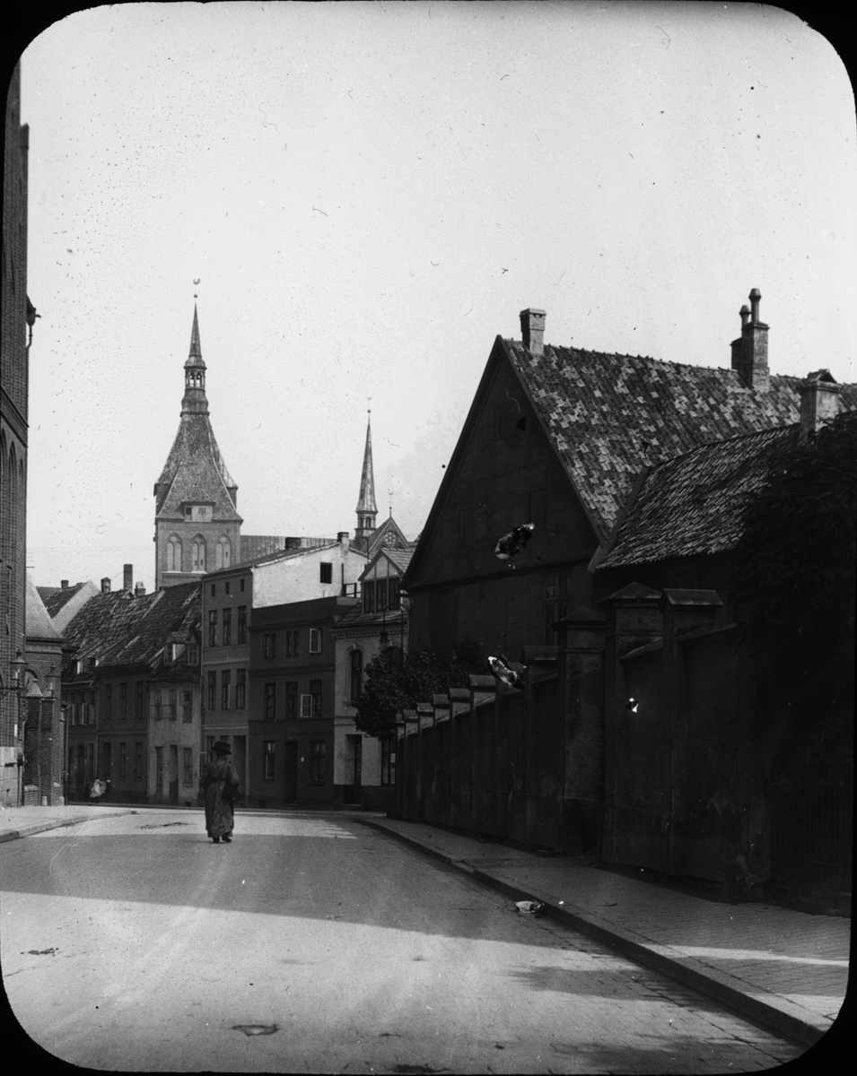 Skioptikonbild med motiv från Rostock med Sankt Marienkirche i bakgrunden.
Bilden har förvarats i kartong märkt: Resan 1912. Malmö. Ystad. Rostock.