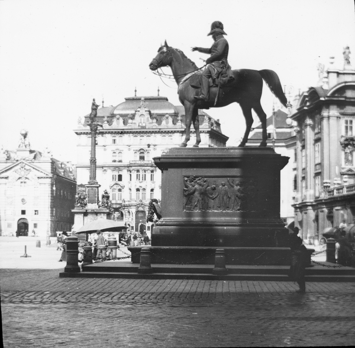 Skioptikonbild med motiv av Radetzky monumentet på Am Hof, Wien.
Bilden har förvarats i kartong märkt: Höstresan 1909. Wien 7. N:8. Text på bild: "Am. Hof. Radetzky".