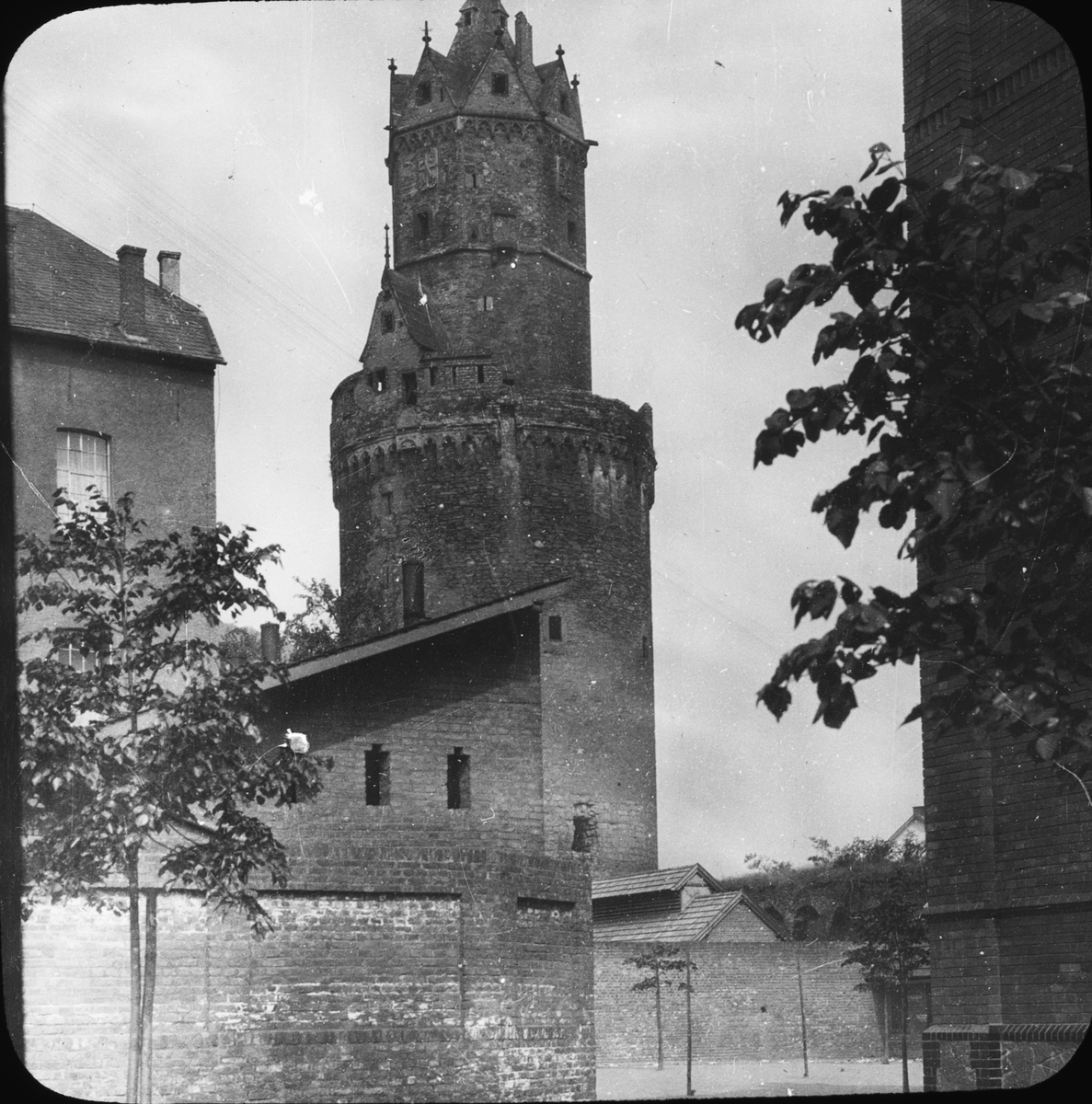 Skioptikonbild med motiv av Der Runde Turm, Runda Tornet i Andernach.
Bilden har förvarats i kartong märkt: Resan 1904. Andernach I.