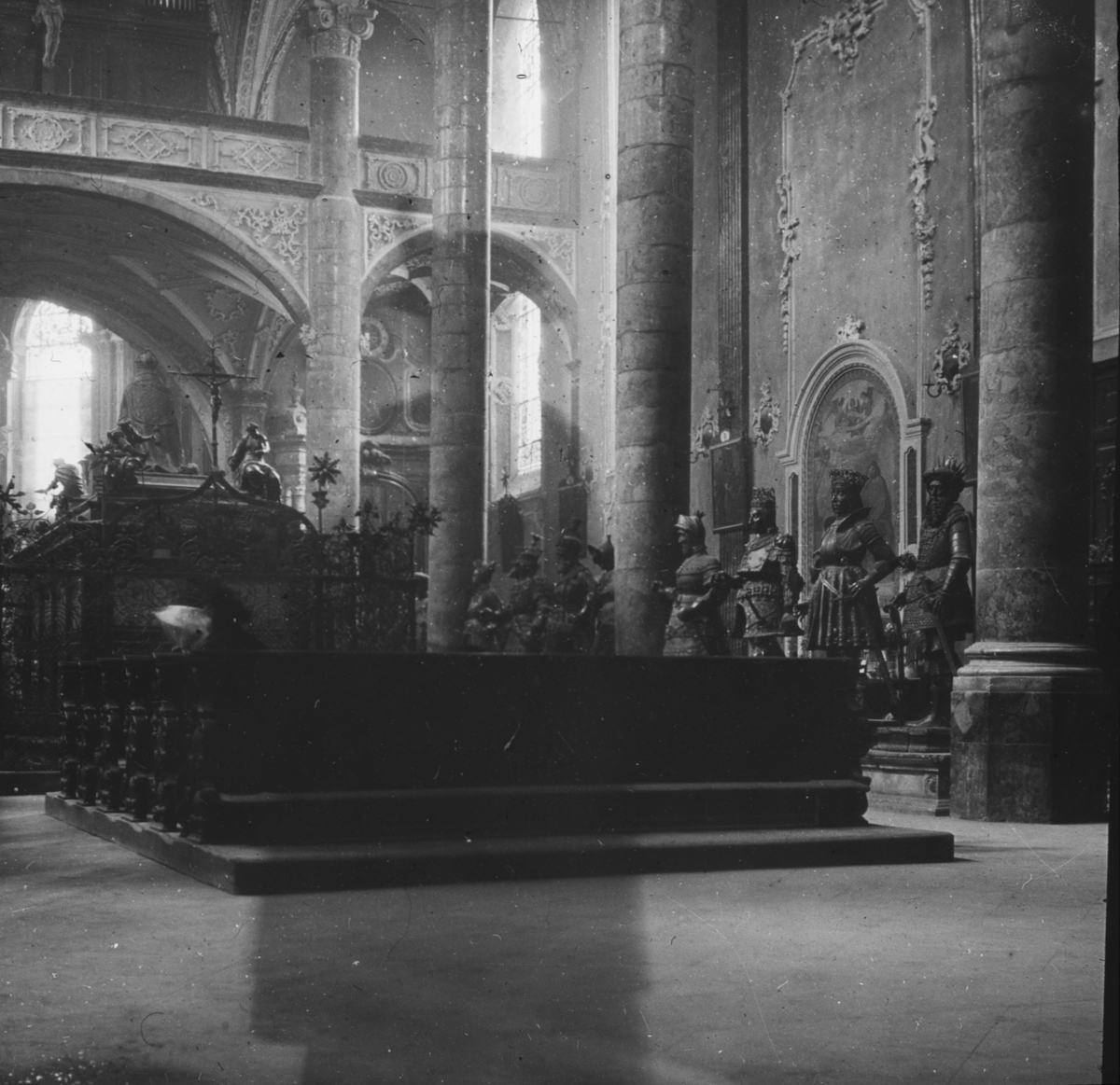 Skioptikonbild med motiv från Innsbruck, möjligen interiör av katedralen.
Bilden har förvarats i kartong märkt: Höstresan 1909. Innsbruck. Sterzing. Cortina. No:14