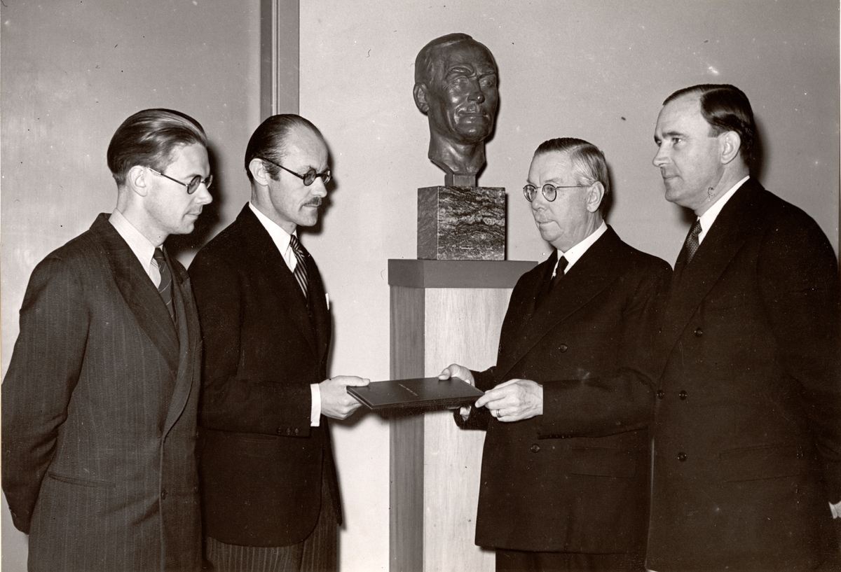 Tekniska museet, 30 maj 1942. Från höger: Direktör Arne Hjort ...