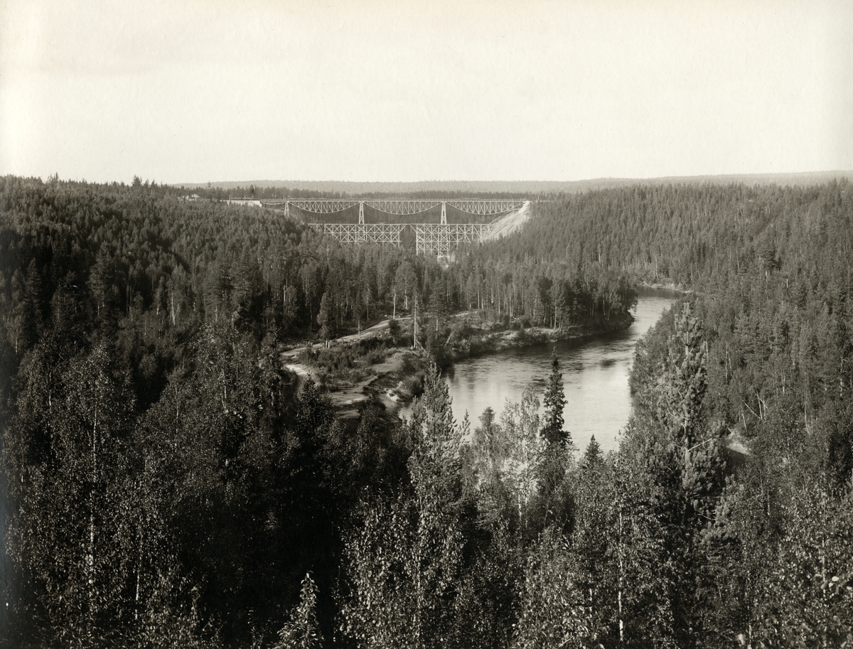 Bildtext: Järnvägsbron över Öre älv, byggd i början av 1890-talet.