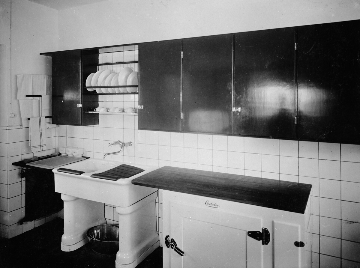 "Bygge och Bo" utställningen på Liljevalchs konsthall 1928.
Kök med Electrolux kylskåp.
Byggnadsrådet Sven Markelius.