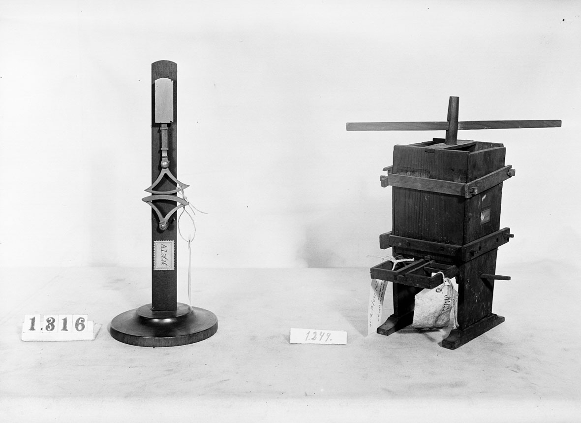 Modell av lerbråka. Text på föremålet: "N:o 153. E-b-10 E-b-11 25".