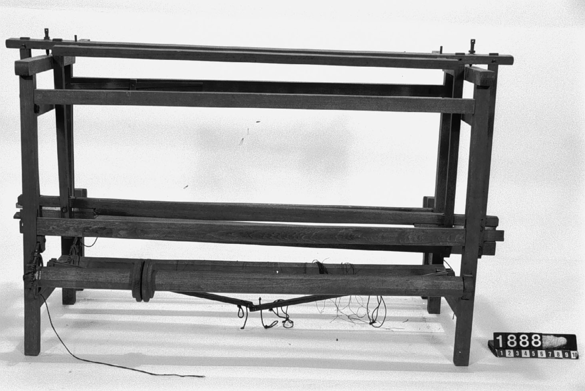 Modell av vävstol för kläde. Text på föremålet: "Vävstol för kläde från Preussen. C-d-15N:o 44".