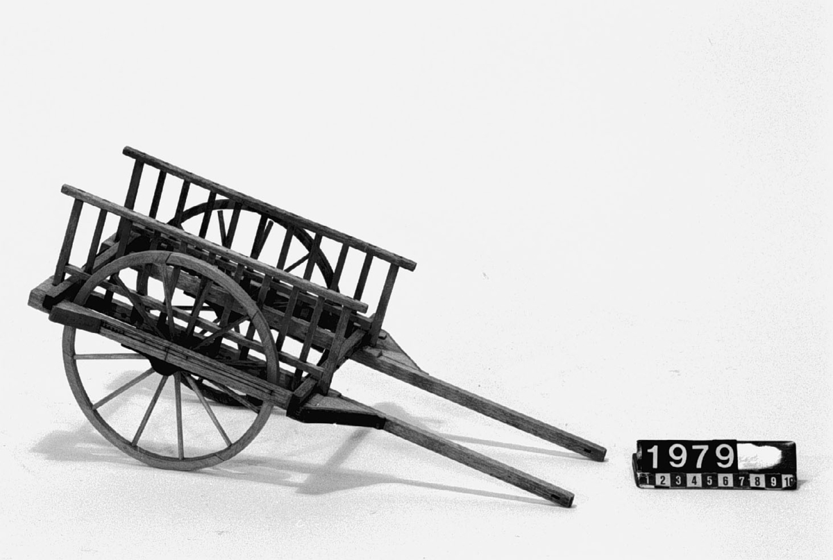Modell av kärra, konstruerad av Jacob Faggot. Ett hjul är trasigt och ekrar är lösa.