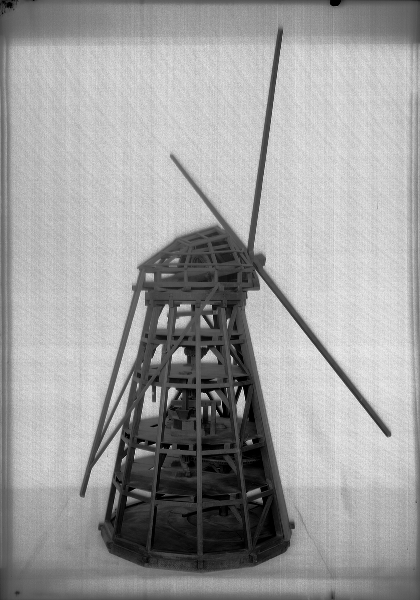 Modell av väderkvarn Text på föremålet: "N:o 299. Modell på wäderqvarnsinrättning att i lungt wäder malningen må kunna fortsättas medelst hästwind. Inventd af Capitain Herr Carl Knutberg .... år 1752 ...... . XII.31. X.G.1."