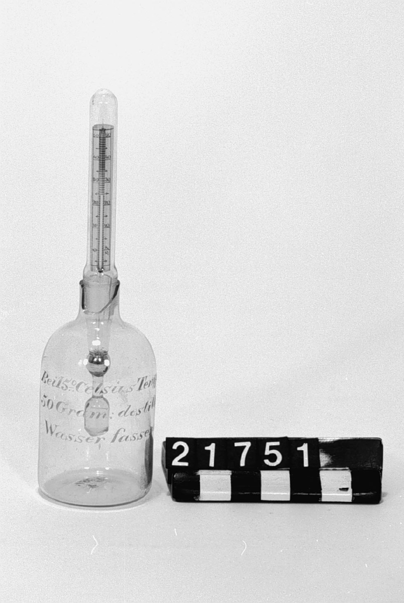 Pyknometer med centigradtermometer som propp. En skärva är avslagen på "flaskhalsen". 15 cm3 vid 15 grader C.