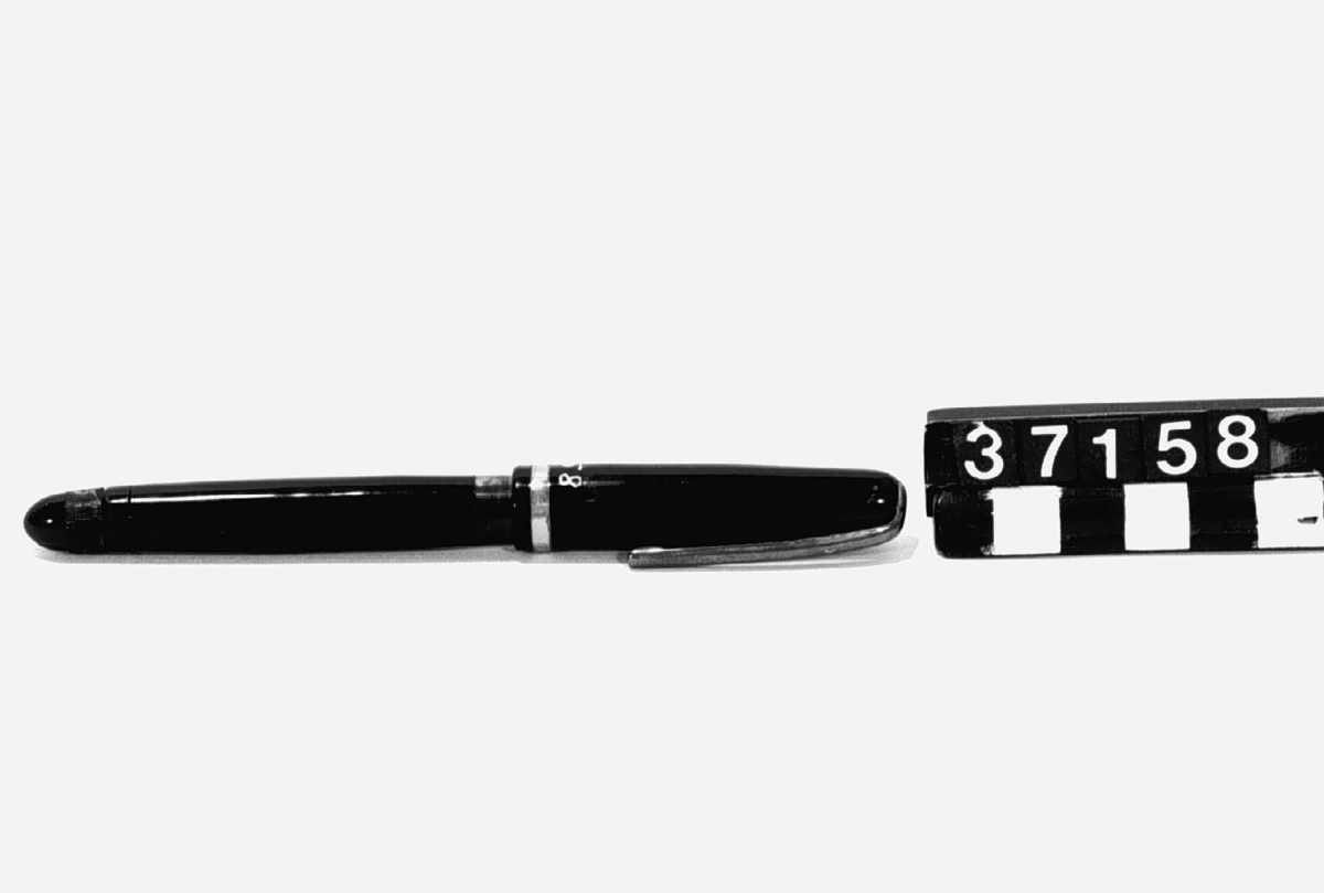 Tillhör en serie (TM37157-TM37160) av fyra olika pennor. Tillverkad för NK, Nordiska Kompaniet.