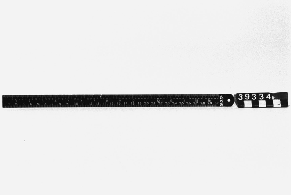 Typometer, svartmålat handsättarverktyg med skalor i cm resp Cicero samt 8 resp 10 punkter.