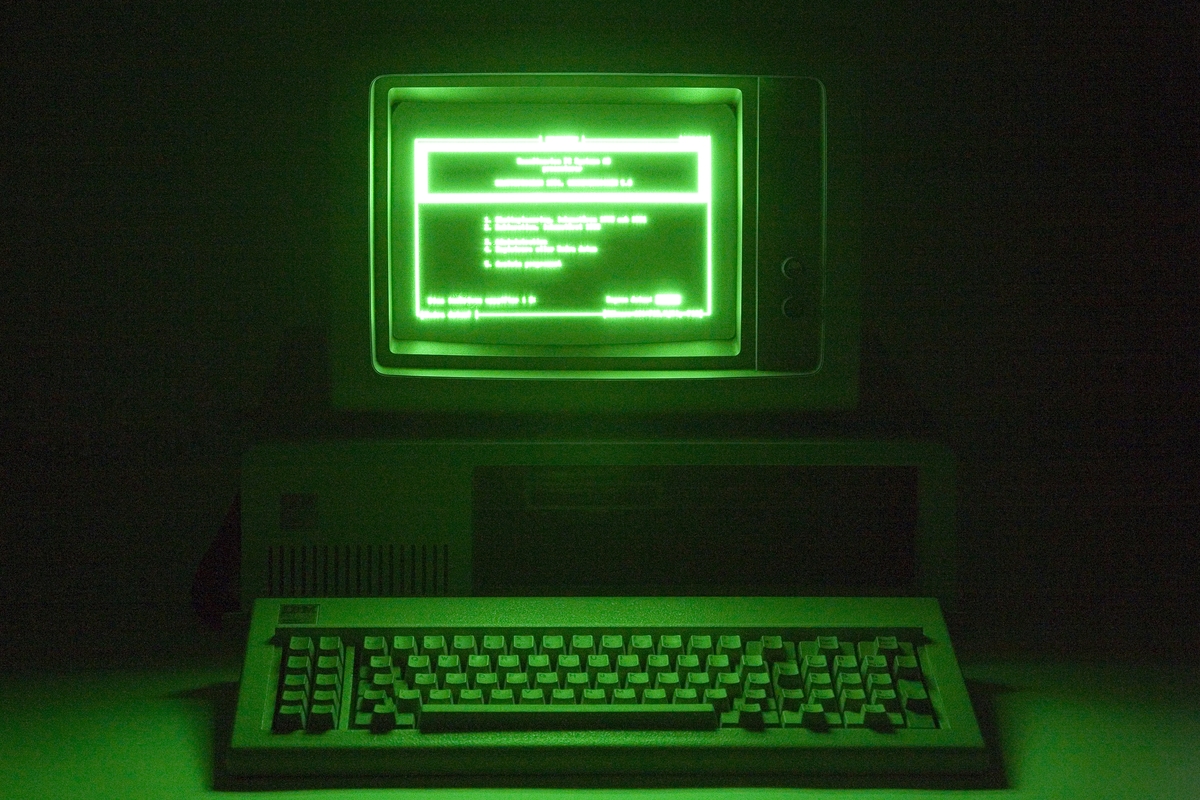 Persondator bestående av centralenhet, bildskärm och tangentbord. Centralenhet IBM 5150. Ytterhölje i grå plast. Vinklad front med indragen frontpanel i svart plast med två 5,25-tums diskettenheter, vardera rymmande 160 kB. Strömbrytare (vippomkopplare i röd plast) på höger sida. Anslutningskontakter för bl.a. nätström, tangentbord och bandspelare på baksidan. Fem expansionsplatser enligt ISA-standard varav tre är upptagna. Processor Intel 8088 med klockfrekvensen 4,77 MHz. RAM-minne på 16 kB. En BASIC-tolk från Microsoft lagrades på ROM-minnet. Skylt på framsidan: IBM Personal Computer. Skylt med återförsäljarens namn (/Datum). Tillverkad i Skottland.  IBM 5151. Monokrom bildskärm med CRT-bildrör. Ljusgrå och mörkgrå plast. Rattar för ljus och kontrast på framsidan. Skylt i metall: IBM Personal Computer Display. Nätsladd och bildskärmssladd löper ut från kanal undertill mot baksidans nederkant. Tillverkad i Taiwan.  Tangentbord av ljusgrå plast och metall. Fullängdstangentbord med 83 tangenter. 10 funktionstangenter och numerisk del. Skylt i metall: IBM Personal Computer. Skylt med återförsäljarens namn (/Datum). Tillverkad i Storbritannien.