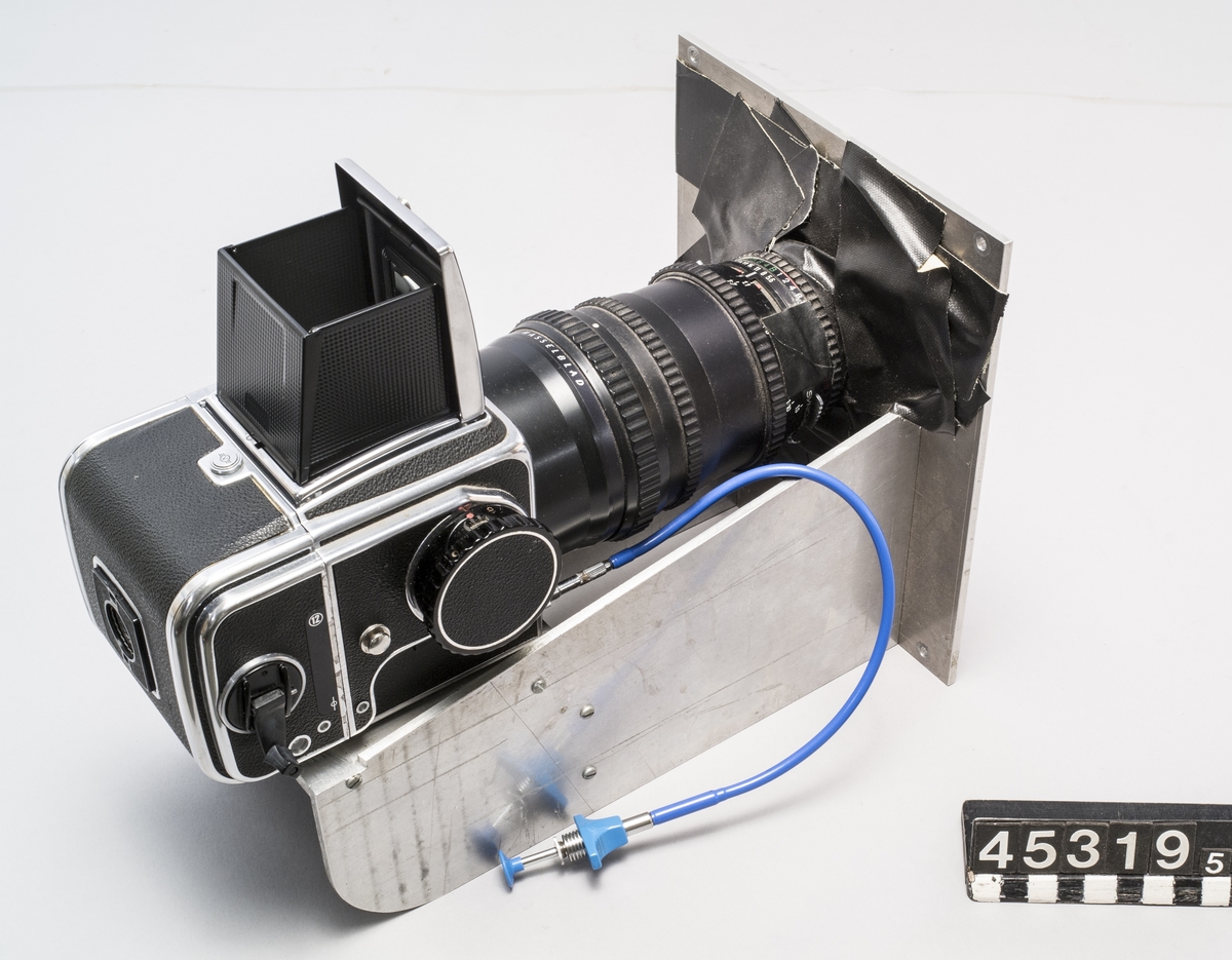 Kamera med magasin för 12 bilder ser UT 495174 Optik Carl Zeiss 6226010 S-Planar 1:5,6 120 mm, mellanring 55 mm. Ljusschaktsökare, trådutlösare. Monterad på fixtur av aluminium för användning på TM45319:2