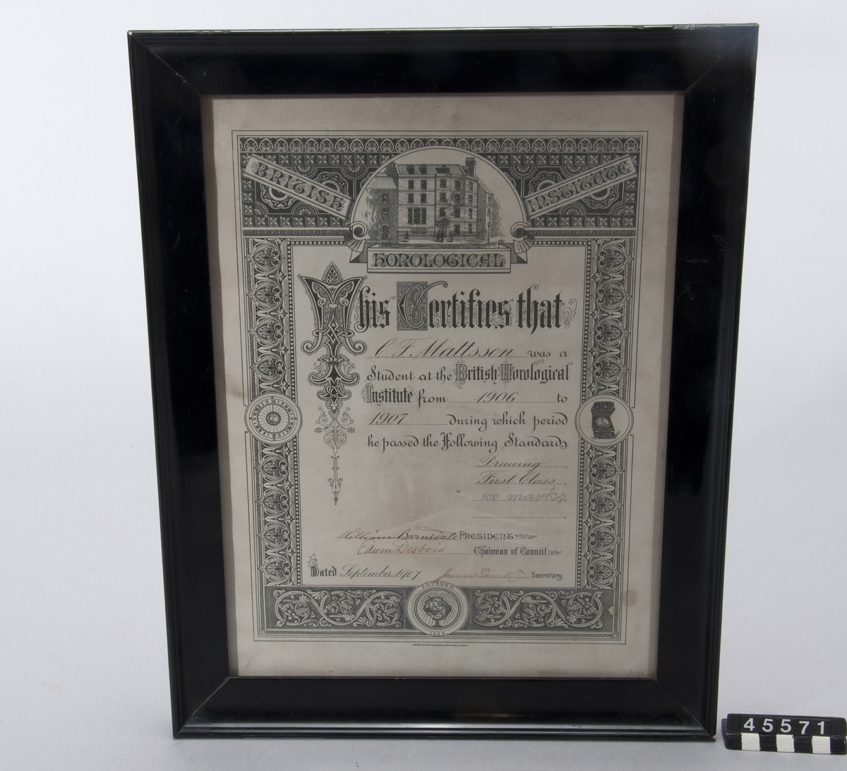 Tavla, certifikat med texten: "This certifies that C.F.Mattsson was a Student at the British Horological Institute from 1906 to 1907 during which period he passed the Following Standards...".