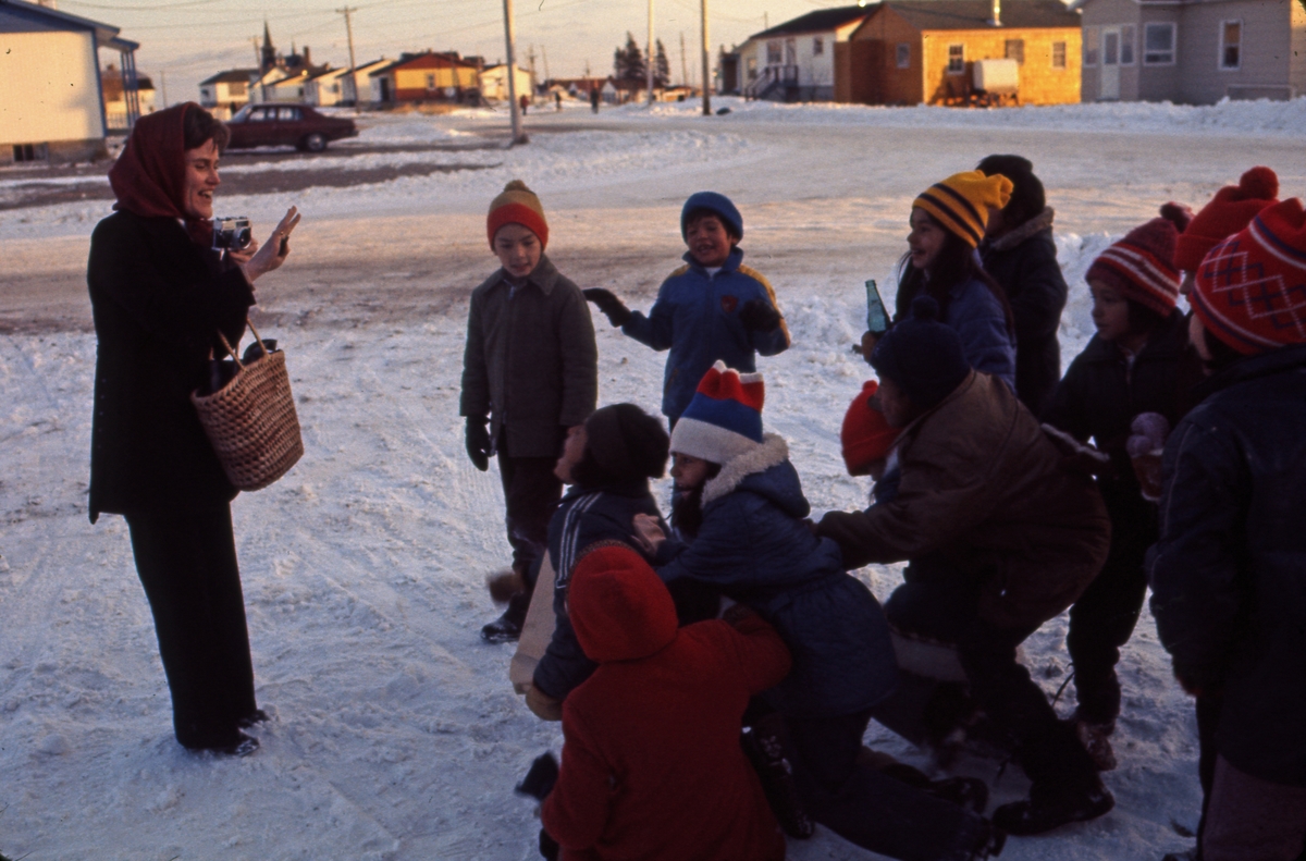 Mannskapet fotograferer barn i inuitt-landsbyen på Newfoundland