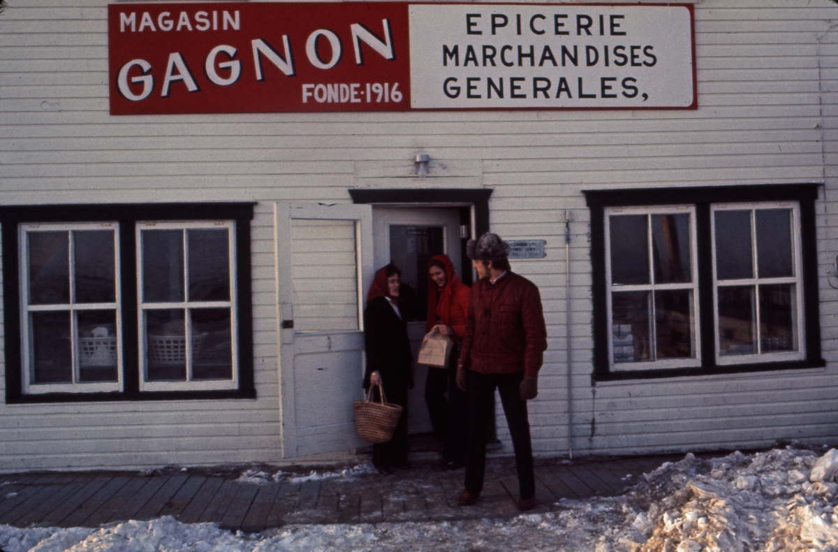 Landhandelen i inuitt-landsbyen på Newfoundland