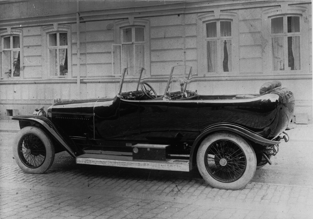 Bil.Chassie: Adler. Karosseriet byggt 1914 av Stockholms Hofslageri AB. (Artikel i "Autohistorica 1/88").