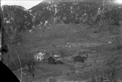 Fotsamling etter Hans Tveito. "Gården Skjellbrei"