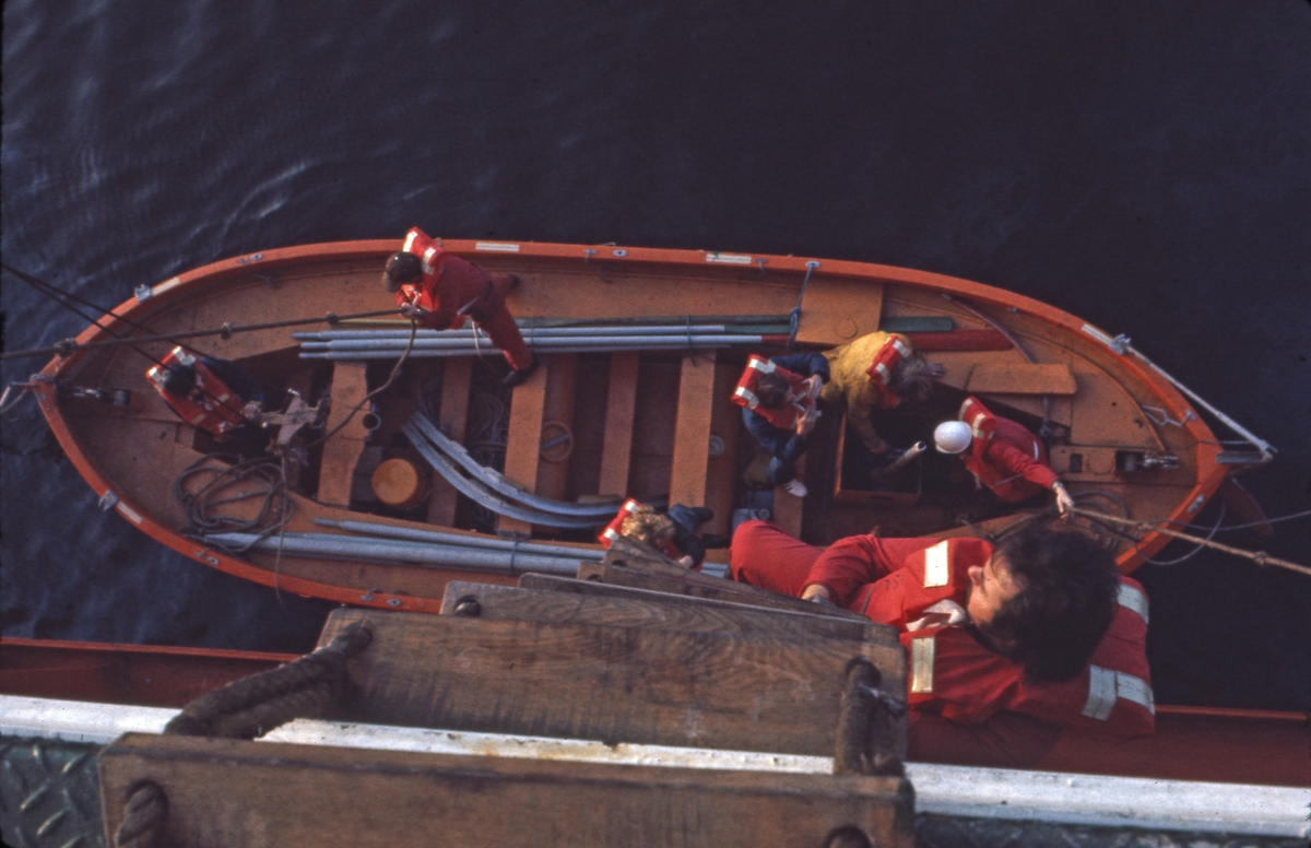 Mannskap fra M/S ‘Vikara’ (b.1973, Mitsubishi Heavy Industries Ltd., Kobe, Japan), ombord i livbåt.