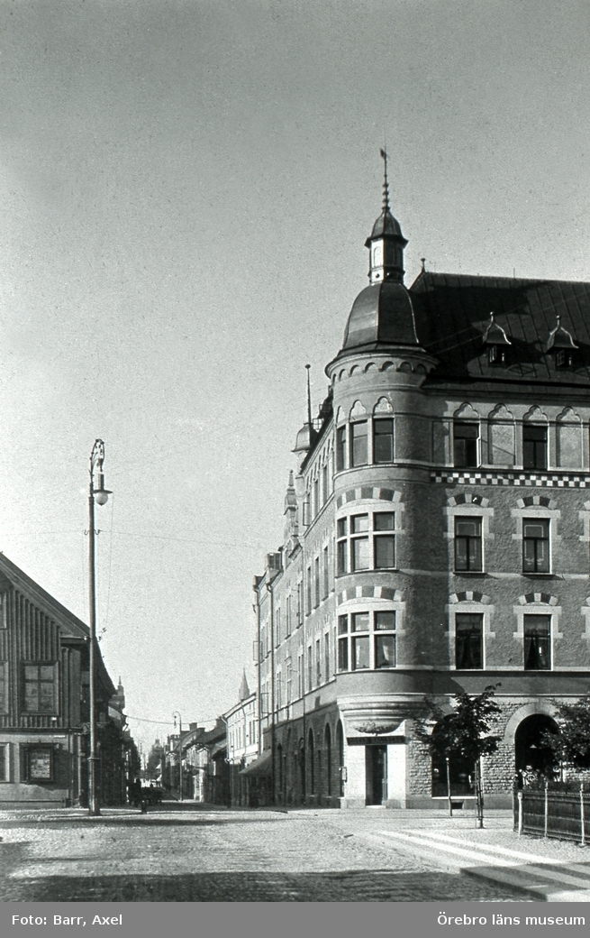 Storgatan söderut från Järnvägsgatan. Nikolaikyrkans torn skymtar i mitten.