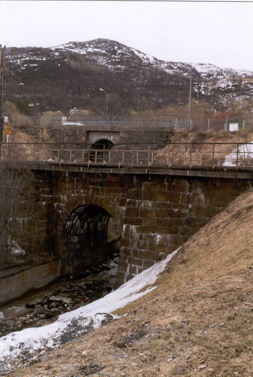 Ofotbanen.  Jernbanebru Stasjonsveien med bru bygd som jernbanebru under det engelske anlegget. Taraldsvikelva. 