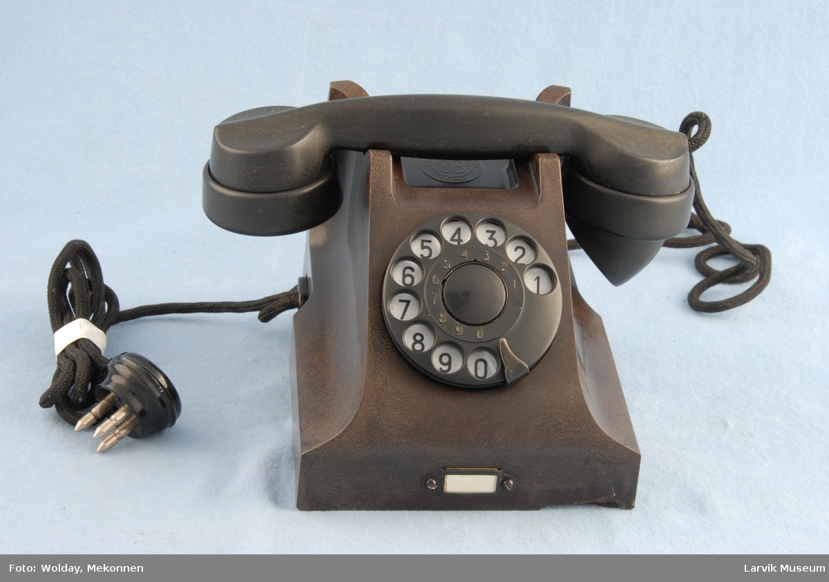 Form: Vanlig telefon, skive av bakelitt
Automat