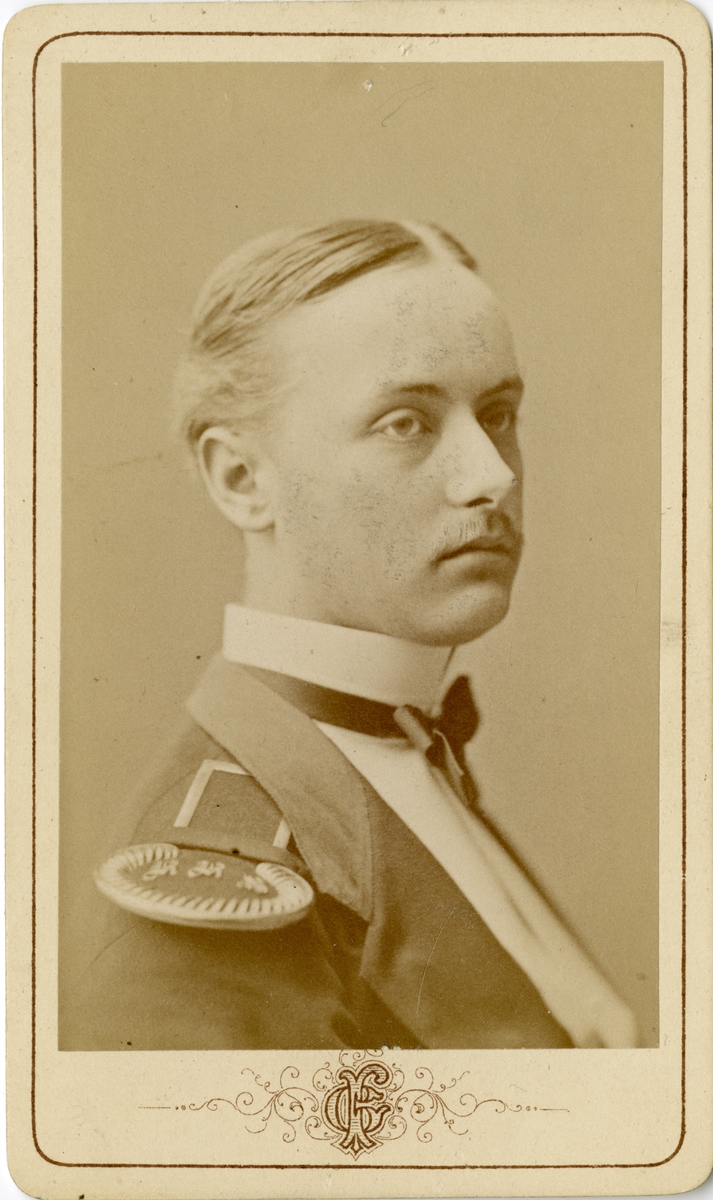 Porträtt av Johan August Otto Blomstedt, officer vid Livregementets dragonkår K 2.

Se även bild AMA.0000976, AMA.0006955 och AMA.0007976.