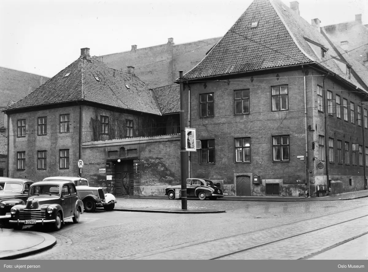 bygård, politistasjon, biler