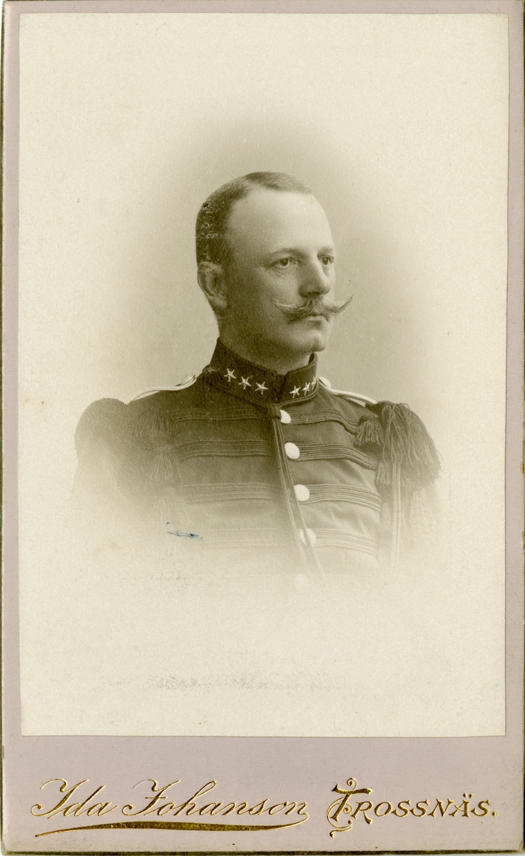 Porträtt av Carl Oskar Gustaf von Bahr, officer vid Värmlands fäljtjägarekår I 26.

Se även bild AMA.0001857 och AMA.0022089.