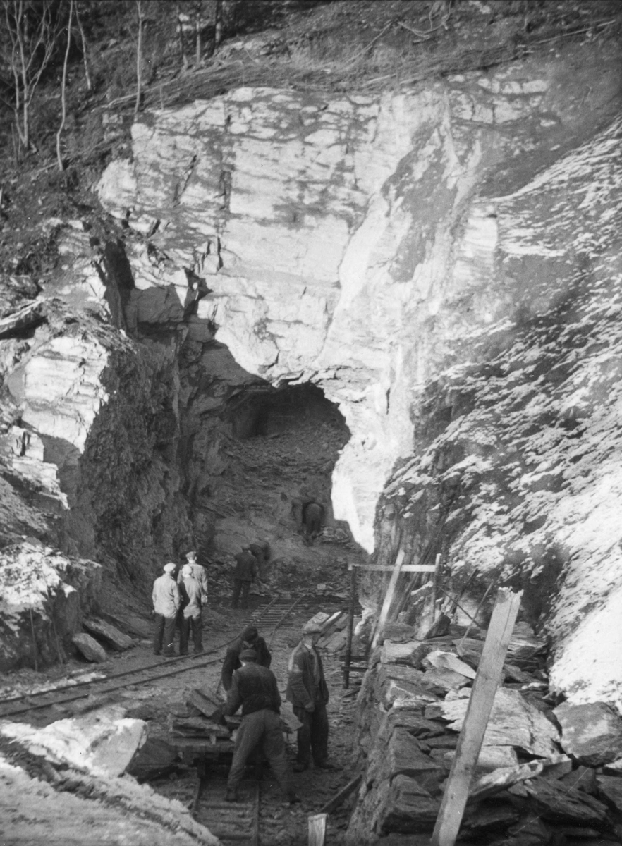 Krigsfanger i arbeid med øvre tunnellinnslag i Klinglierne.