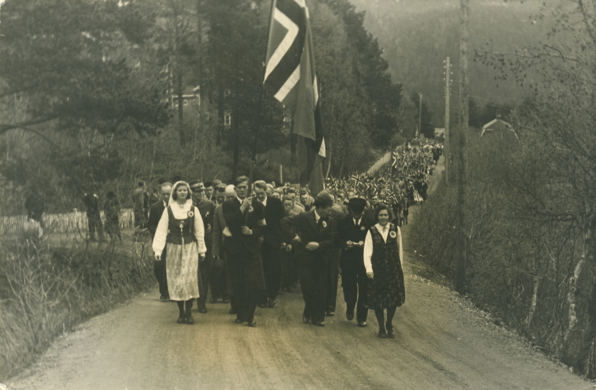 17.maitoget på vei opp Løkkenbakkene ved 40-brakkene.